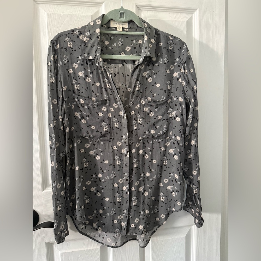 Cloth & Stone Gray and White Floral Pattern Top